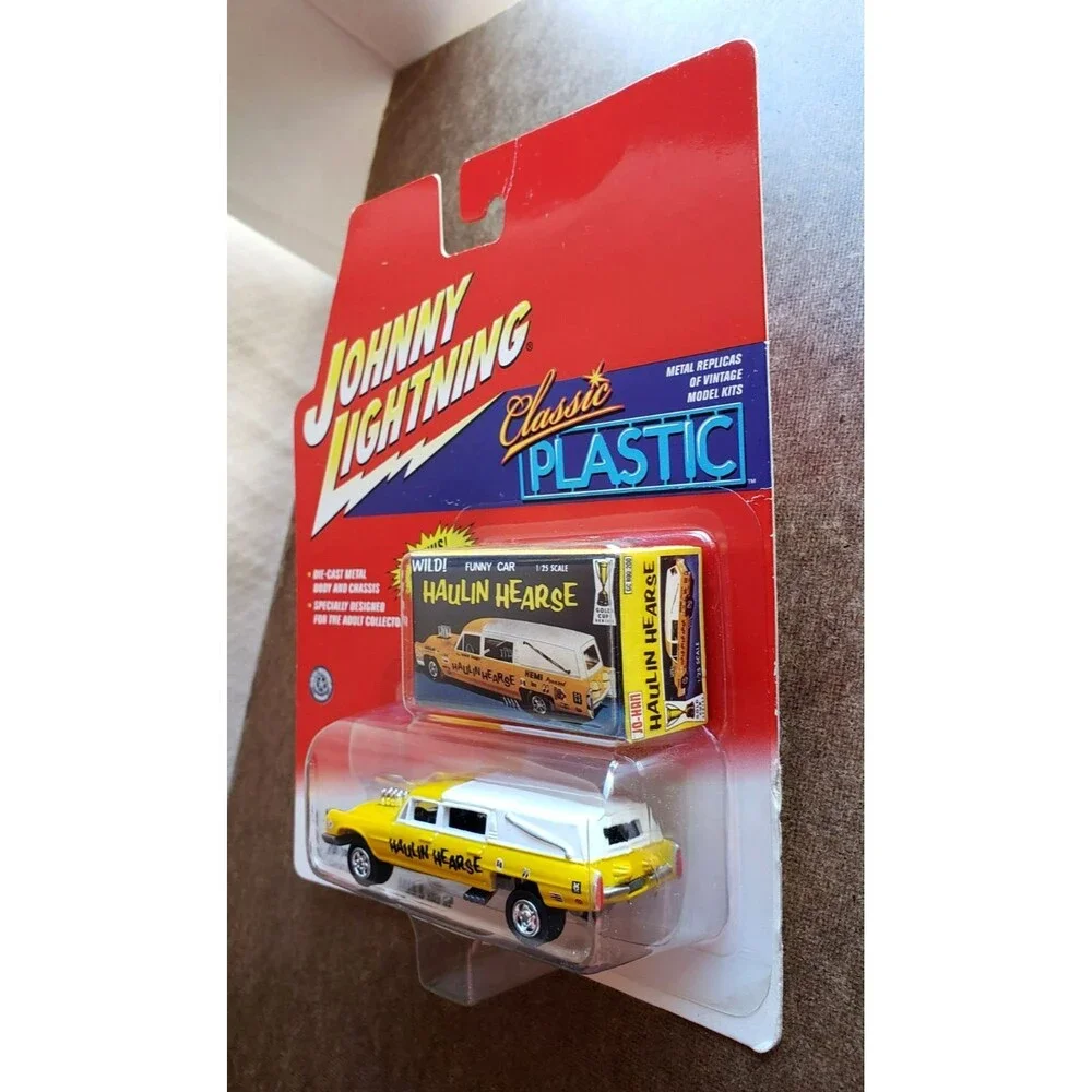 2001 Johnny lightning WILD! HAULING HEARSE Yellow CLASSIC PLASTIC Funny Car 1:64